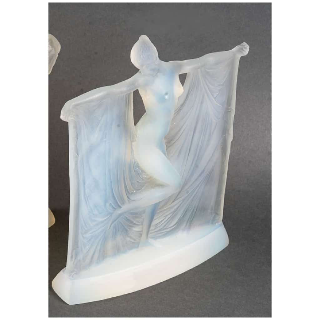 René Lalique (1860-1945): “Suzanne” Opalescent glass statuette 6