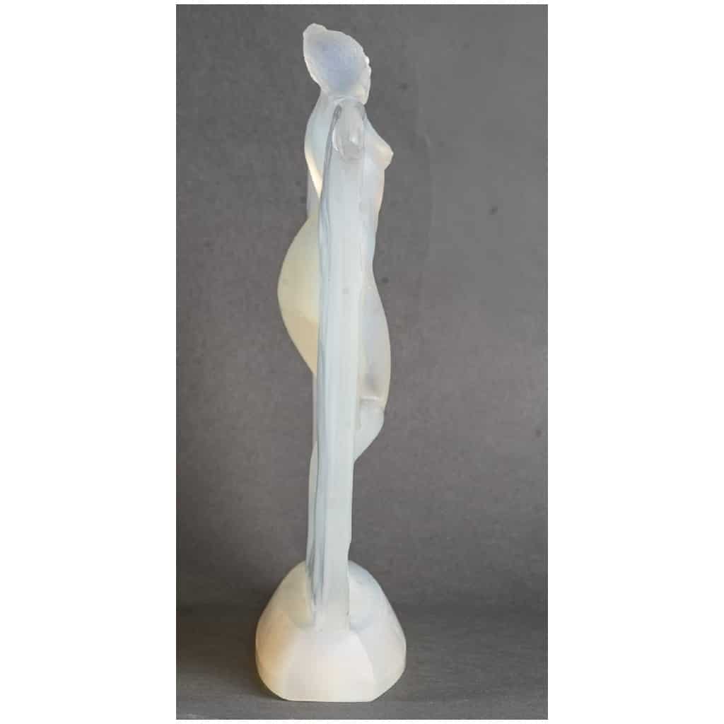 René Lalique (1860-1945): “Suzanne” Opalescent glass statuette 7