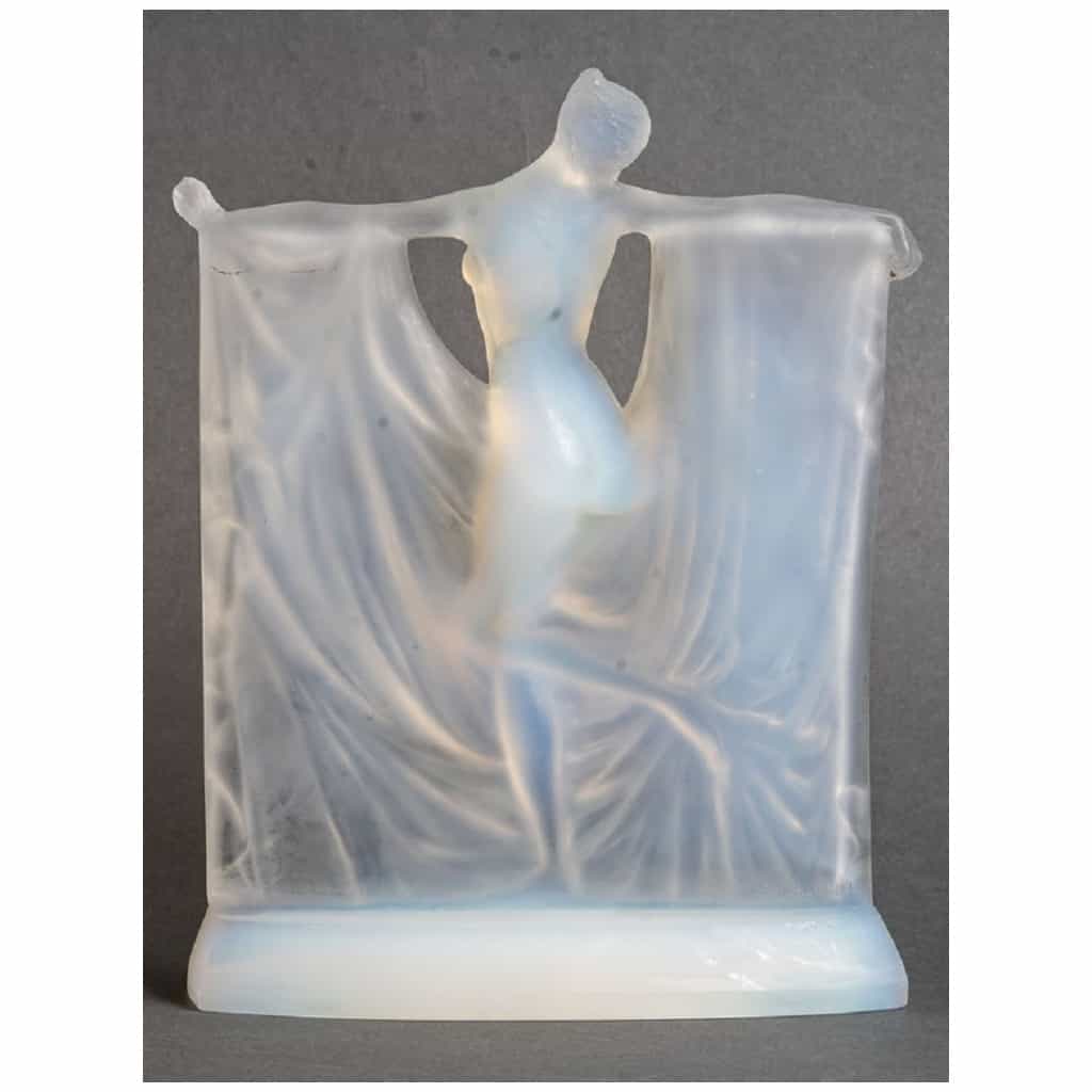 René Lalique (1860-1945): “Suzanne” Opalescent glass statuette 8