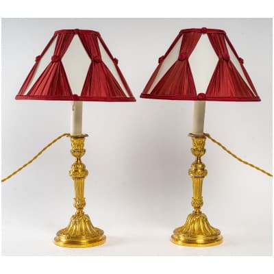 Paire de flambeaux en bronze ciselé et doré montés en lampes de style Louis XVI