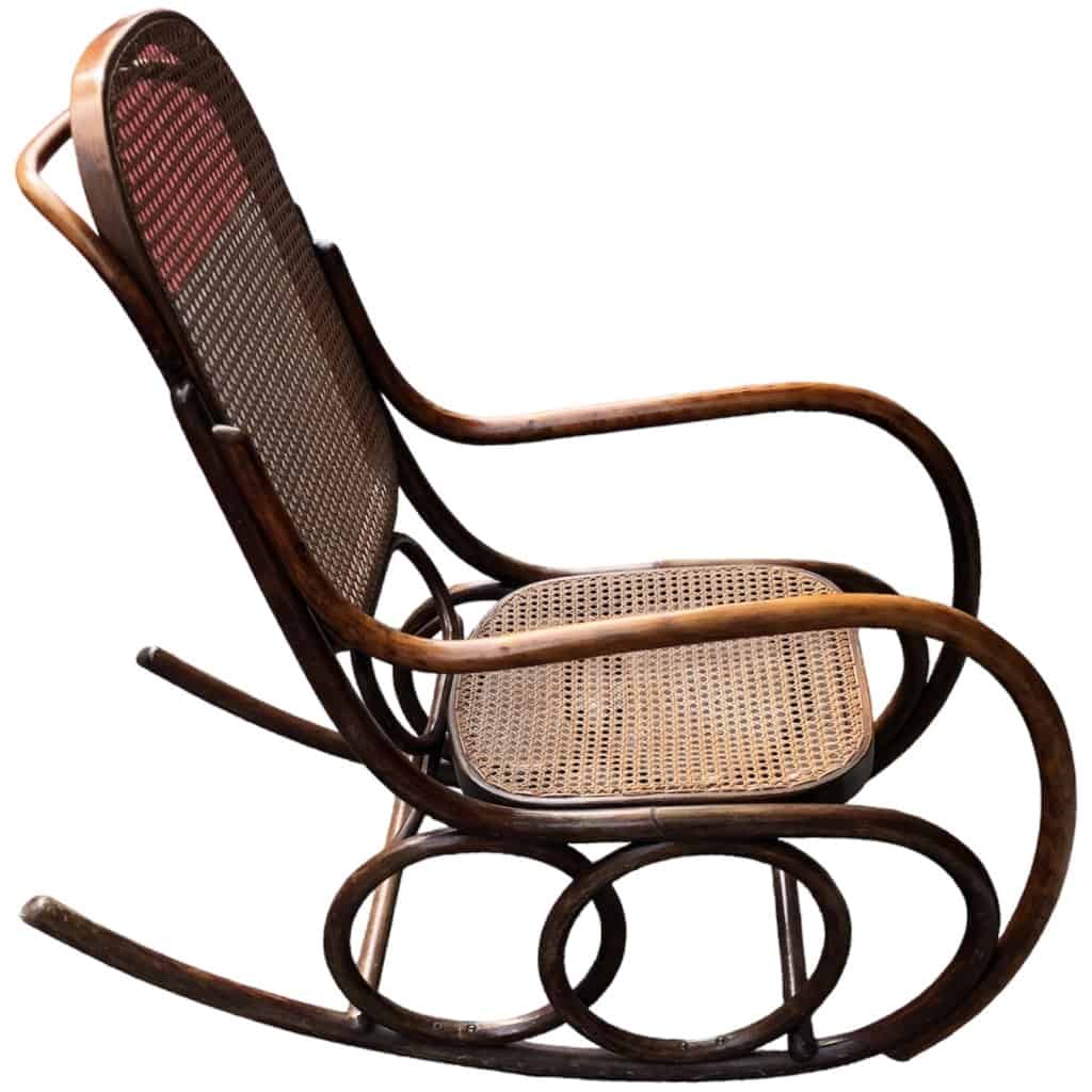 ROCKING CHAIR estampillé Thonet en hêtre courbé 1900. 4