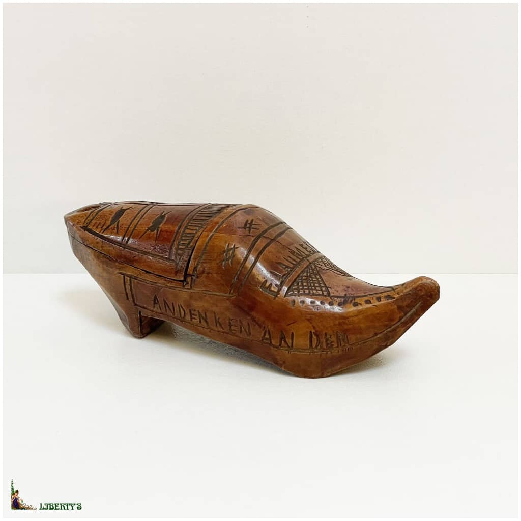 Carved wooden snuff box in the shape of a hoof, engraved Krieg 1914-1918, width. 11 cm 3