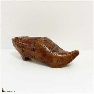 Carved wooden snuff box in the shape of a hoof, engraved Krieg 1914-1918, width. 11cm