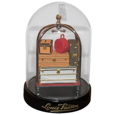 “La malle et le chariot à sacs” Dôme Louis Vuitton, Boule à neige Louis Vuitton,