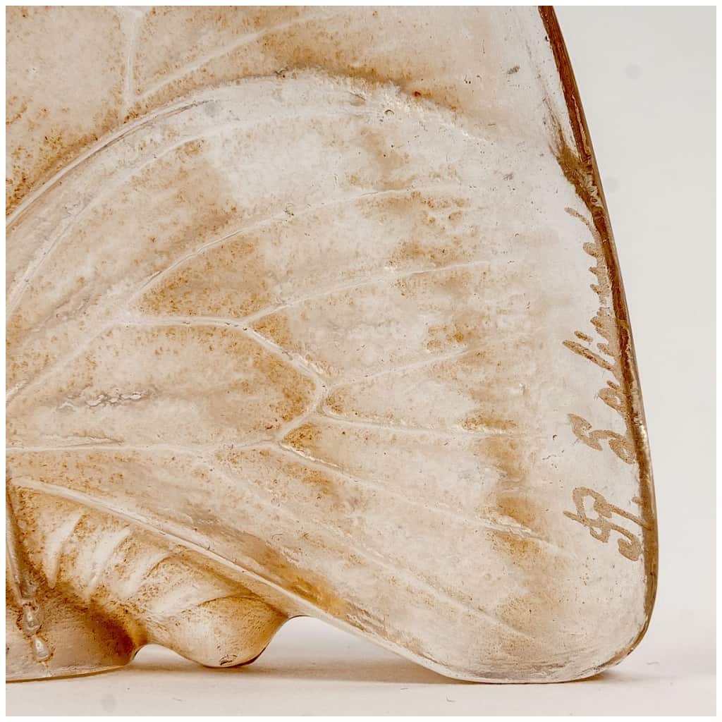 1919 René Lalique – Cachet Papillons Ailes Fermées Verre Blanc Patiné Sépia 6
