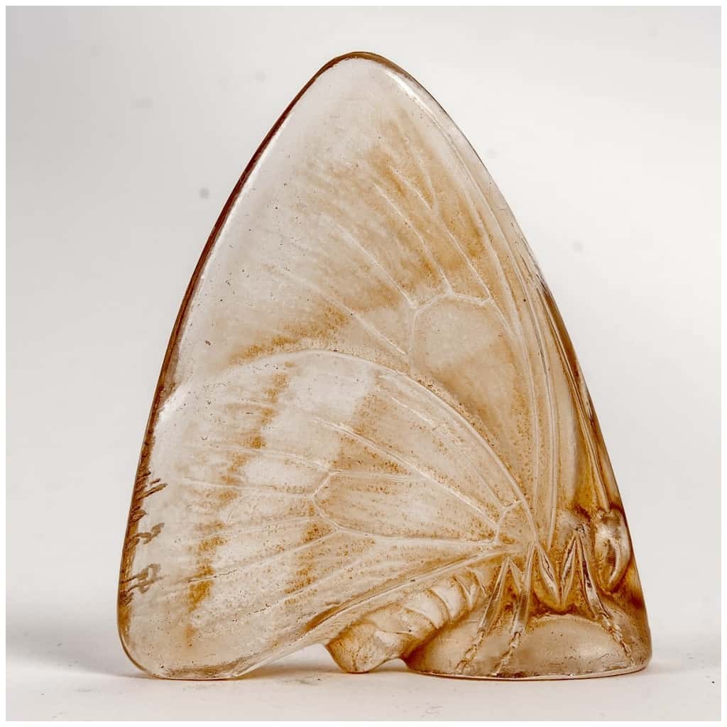 1919 René Lalique – Cachet Papillons Ailes Fermées Verre Blanc Patiné Sépia 5