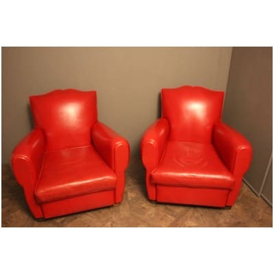 Paire d’anciens fauteuils club en cuir rouge, forme moustache