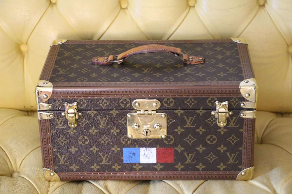 Vanity case Louis Vuitton with French flag - Les Puces de Paris Saint-Ouen