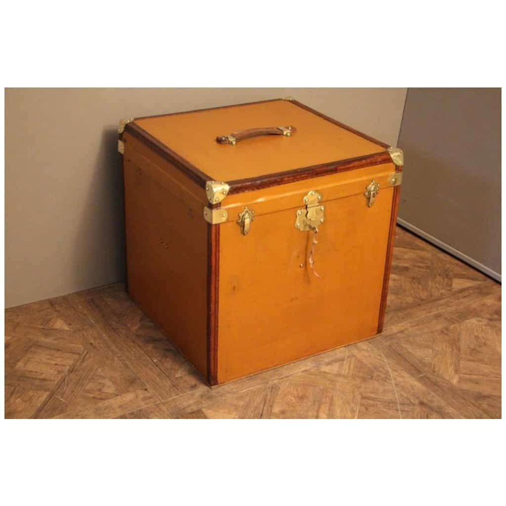 Hat trunk in orange-brown canvas, in the shape of a cube 3