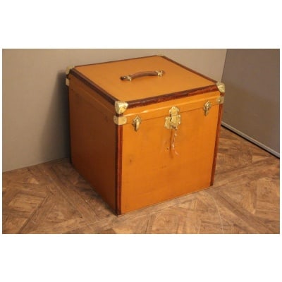 Hat trunk in orange-brown canvas, in the shape of a cube