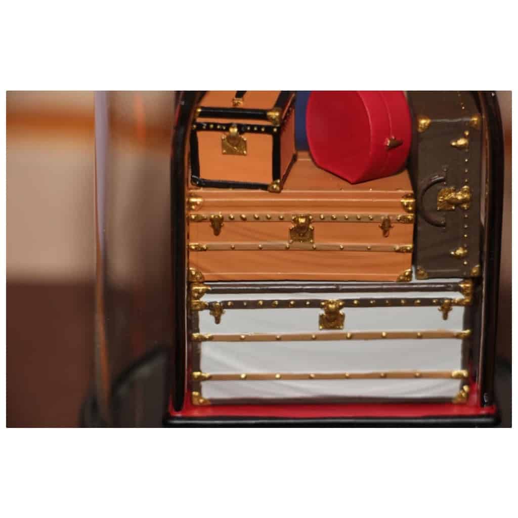 “La malle et le chariot à sacs” Dôme Louis Vuitton, Boule à neige Louis Vuitton, 12