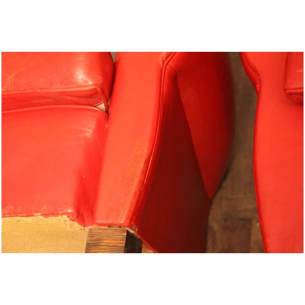 Paire d’anciens fauteuils club en cuir rouge, forme moustache 12