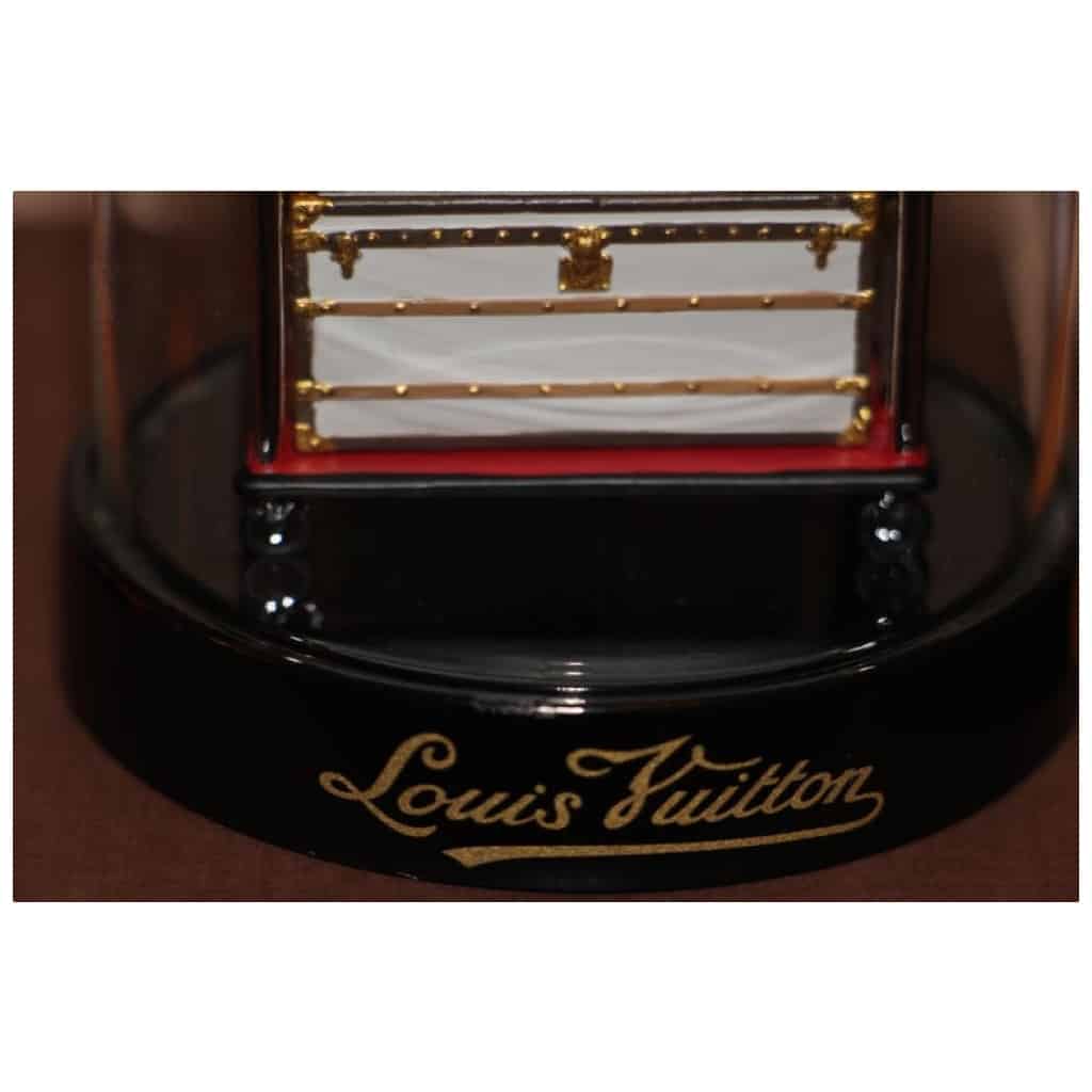 “La malle et le chariot à sacs” Dôme Louis Vuitton, Boule à neige Louis Vuitton, 13