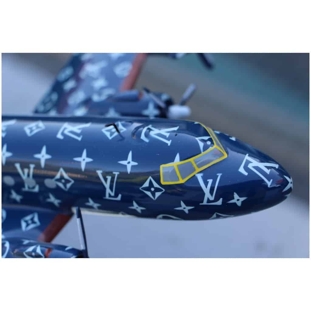 Avion Louis Vuitton bleu 49 cm, décor de magasin 8