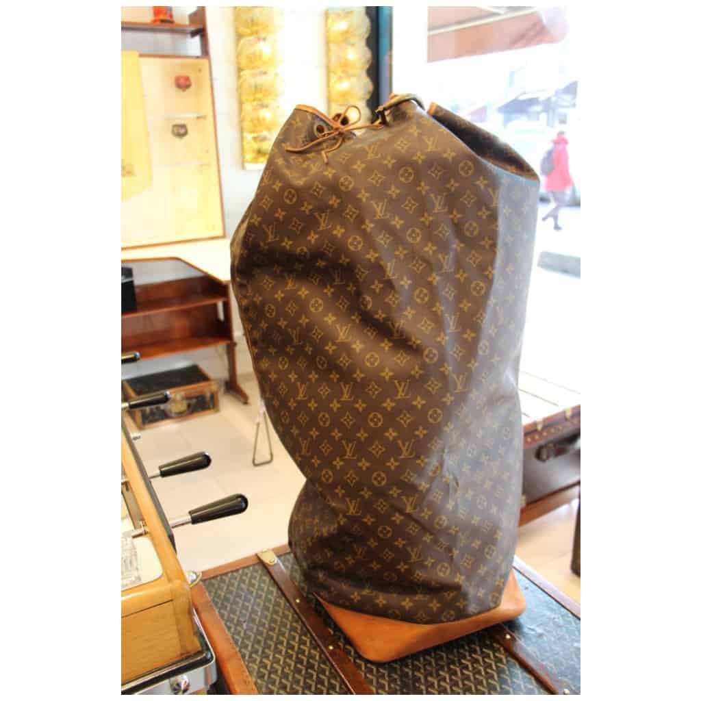 Large Louis Vuitton travel duffel bag 17