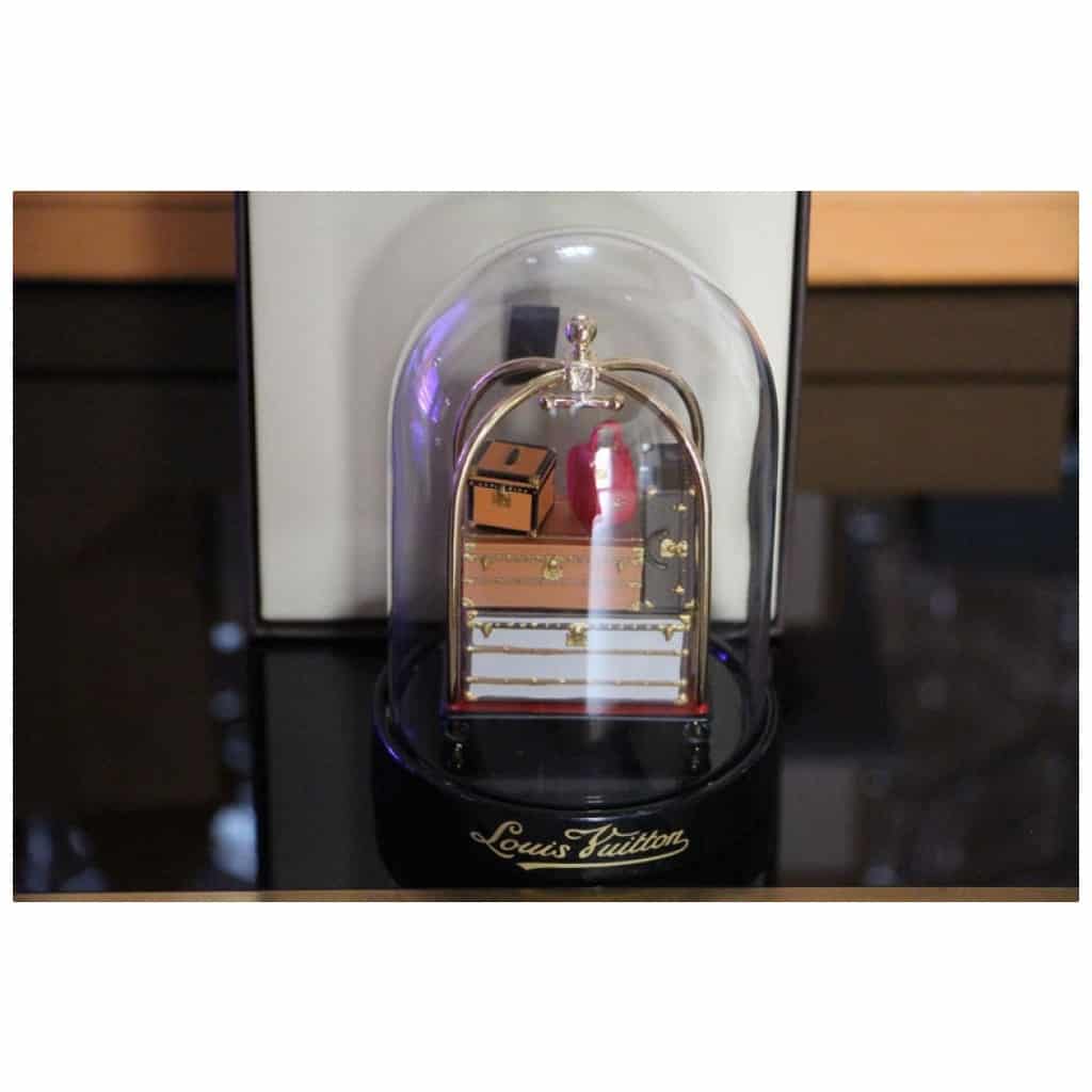 “La malle et le chariot à sacs” Dôme Louis Vuitton, Boule à neige Louis Vuitton, 17
