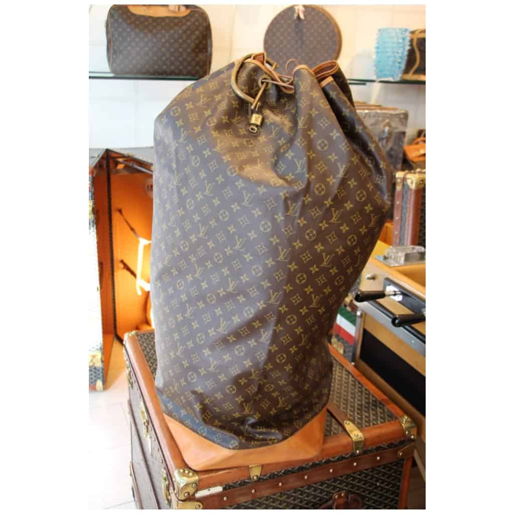 Large Louis Vuitton travel duffel bag 19