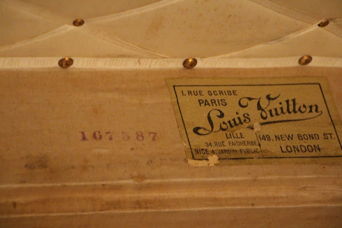 Old Louis Vuitton trunk 75 cm from the 1920s - Les Puces de Paris