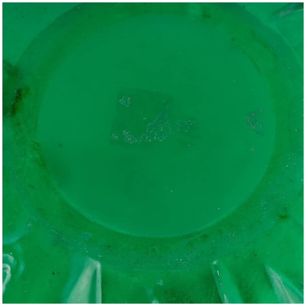 1929 René Lalique – Vase Milan Verre Vert Emeraude Patiné Blanc 7