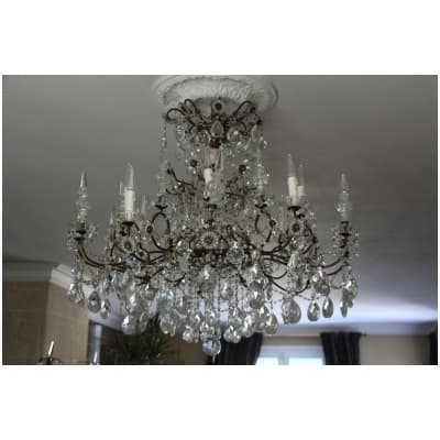 Italian chandelier with crystal pendants and carved wood from the 19th century