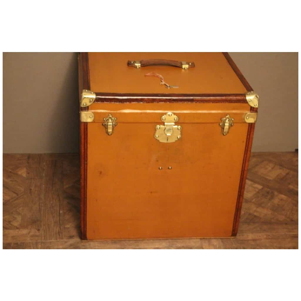 Hat trunk in orange-brown canvas, in the shape of a cube 4