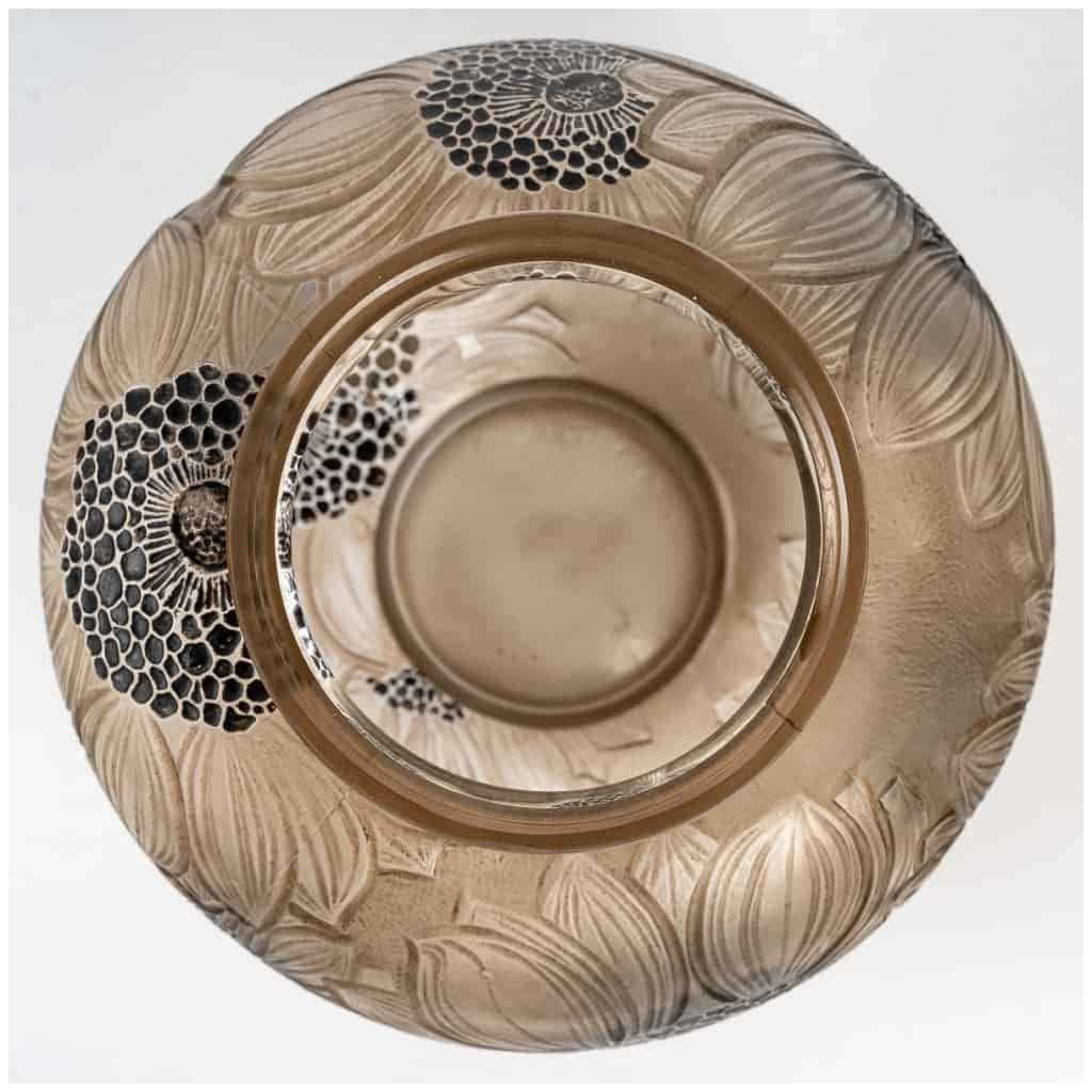 1923 René Lalique – Vase Dahlias Verre Blanc Patiné Sépia Et Emaillé Noir 6