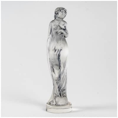 1912 René Lalique – Statuette Moyenne Voilée Verre Blanc Patiné Bleu