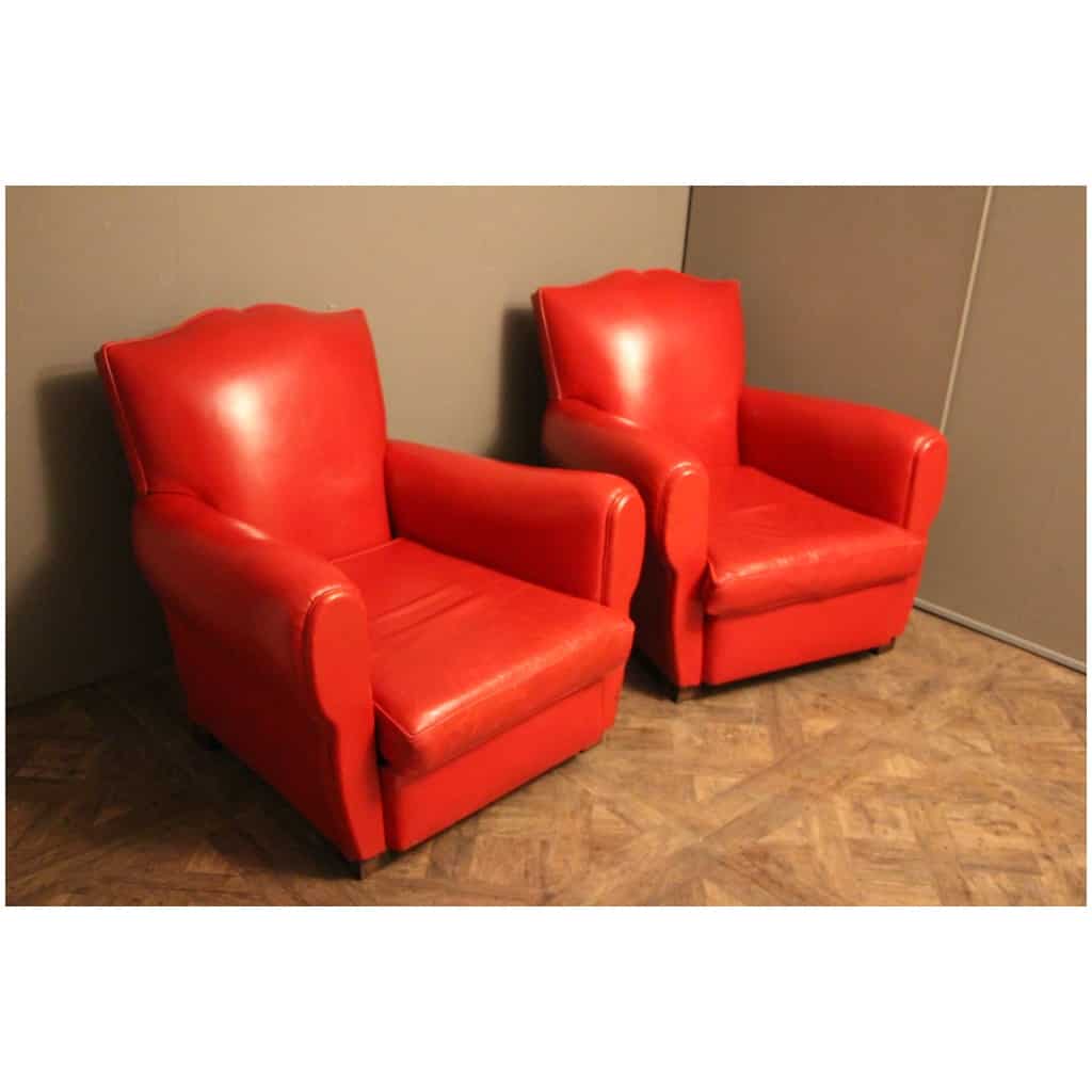 Paire d’anciens fauteuils club en cuir rouge, forme moustache 4