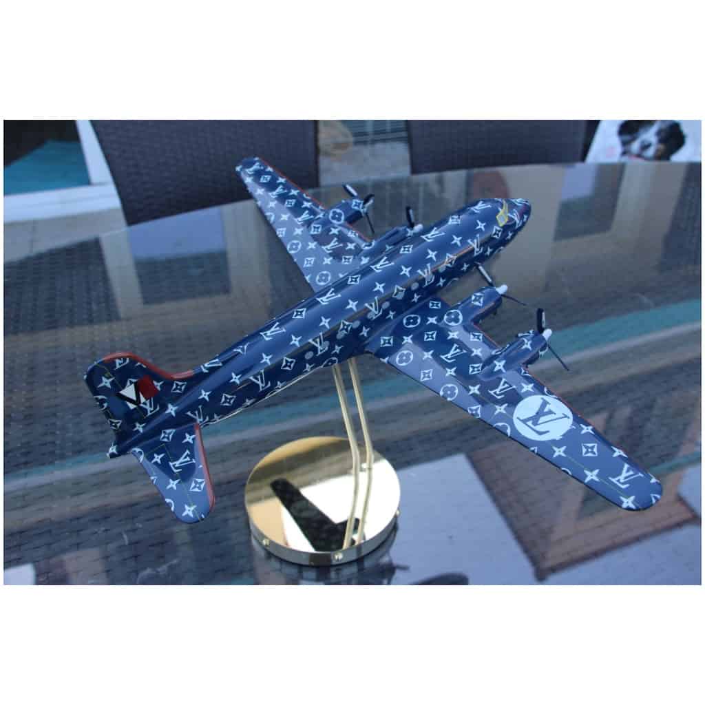 Avion Louis Vuitton bleu 49 cm, décor de magasin 17