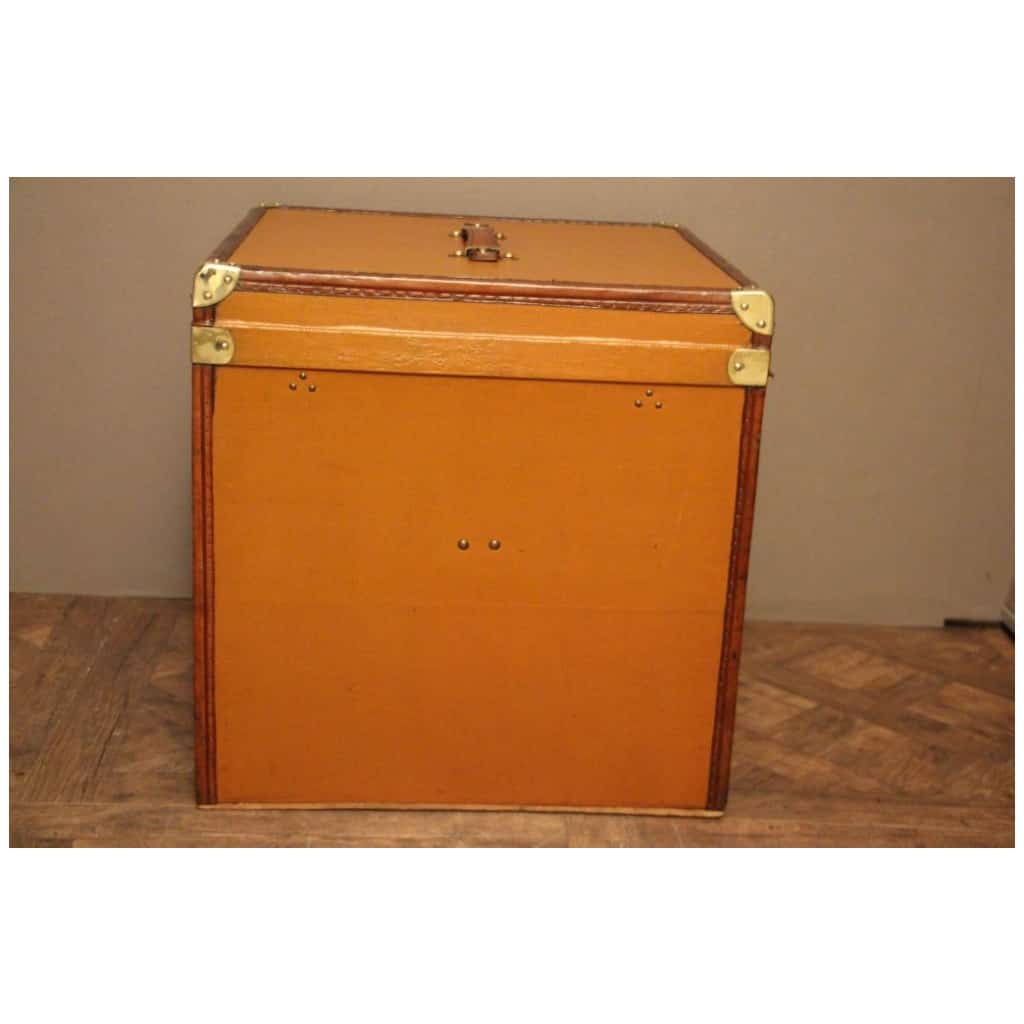 Hat trunk in orange-brown canvas, in the shape of a cube 6