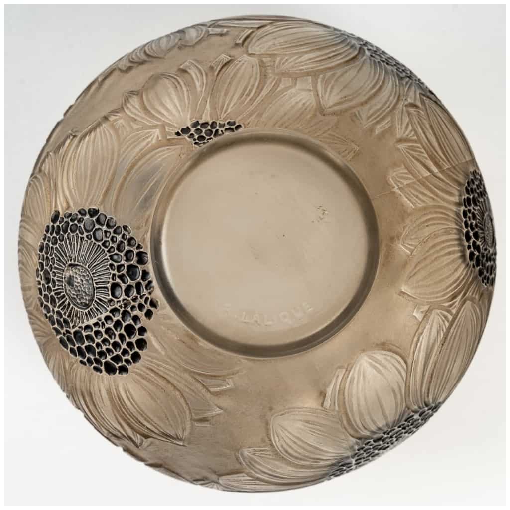 1923 René Lalique – Vase Dahlias Verre Blanc Patiné Sépia Et Emaillé Noir 7