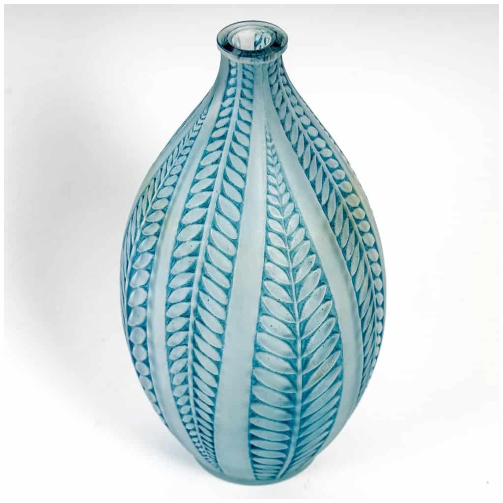 1921 René Lalique – Vase Acacia Verre Blanc Patiné Bleu 4