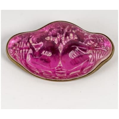 1913 René Lalique – Brooch Two Figures Back to Back Glass On Pink Tinsel