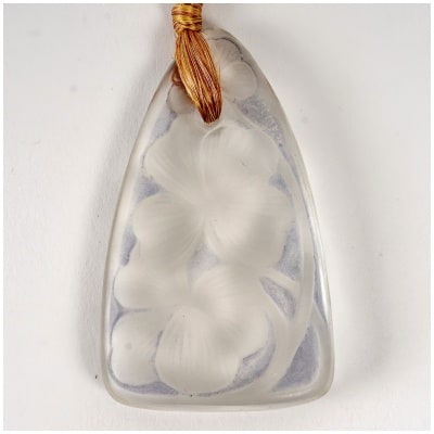 1920 René Lalique – Pendentif Trèfles Verre Blanc Patiné Bleu 3