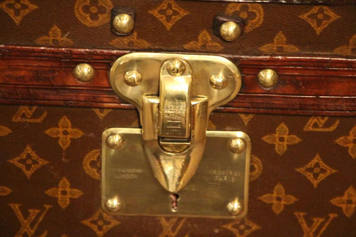 Old Louis Vuitton trunk 75 cm from the 1920s - Les Puces de Paris