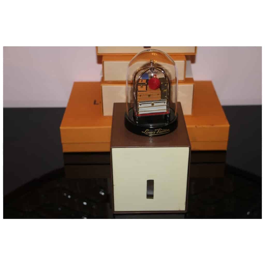 “La malle et le chariot à sacs” Dôme Louis Vuitton, Boule à neige Louis Vuitton, 7