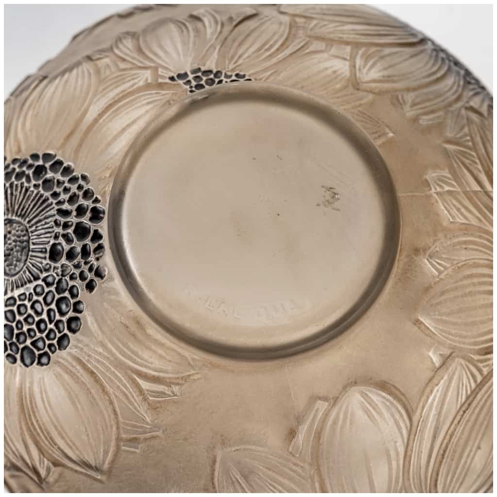 1923 René Lalique – Vase Dahlias Verre Blanc Patiné Sépia Et Emaillé Noir 9