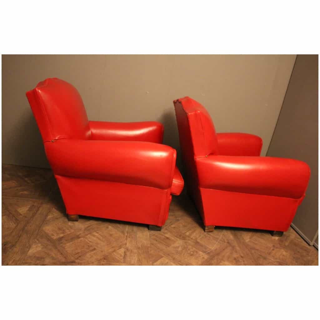 Paire d’anciens fauteuils club en cuir rouge, forme moustache 7