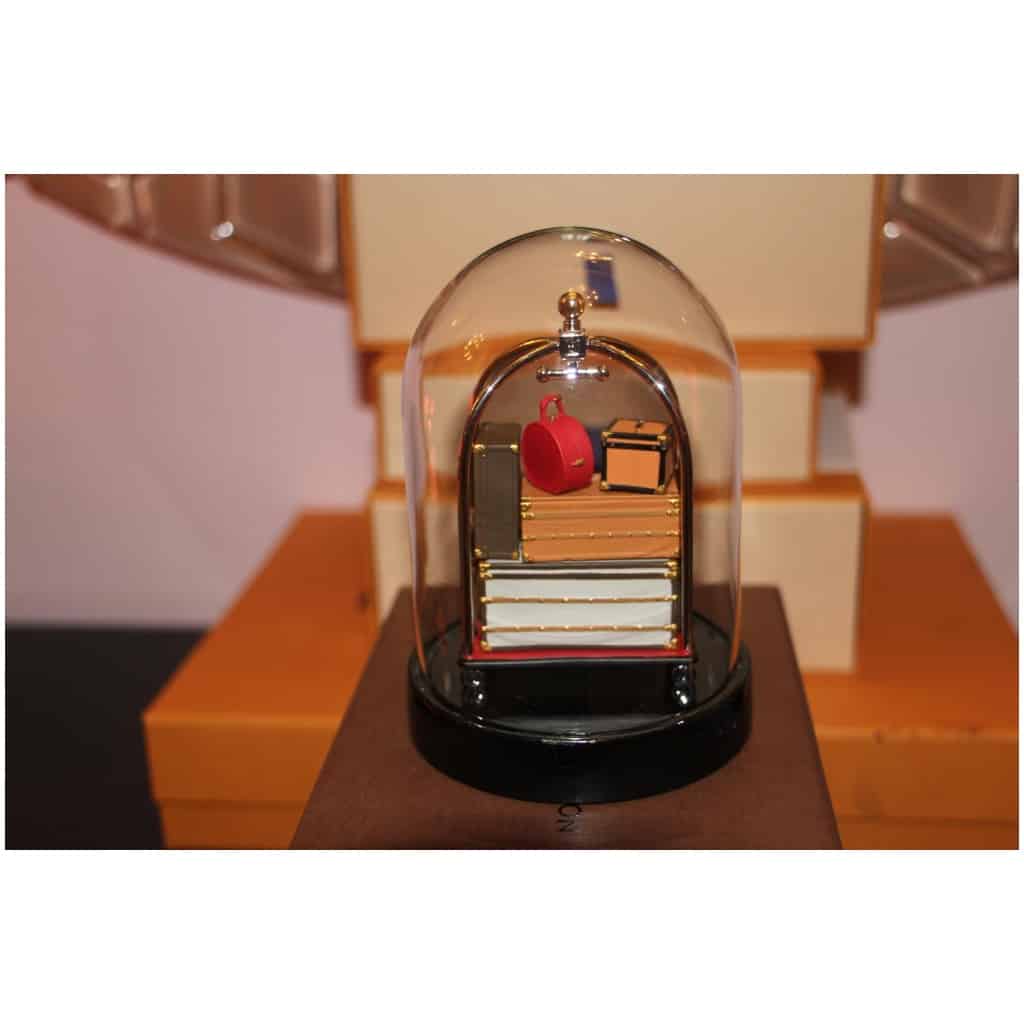 “La malle et le chariot à sacs” Dôme Louis Vuitton, Boule à neige Louis Vuitton, 8