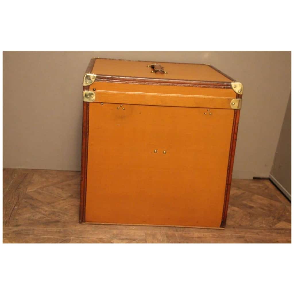 Hat trunk in orange-brown canvas, in the shape of a cube 8
