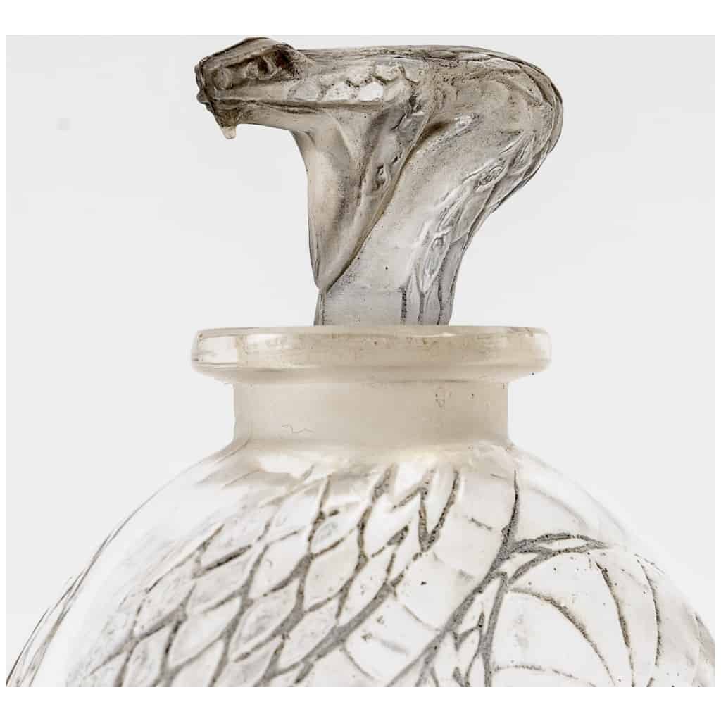 1920 René Lalique – Flacon Serpent Verre Blanc Patiné Gris 4