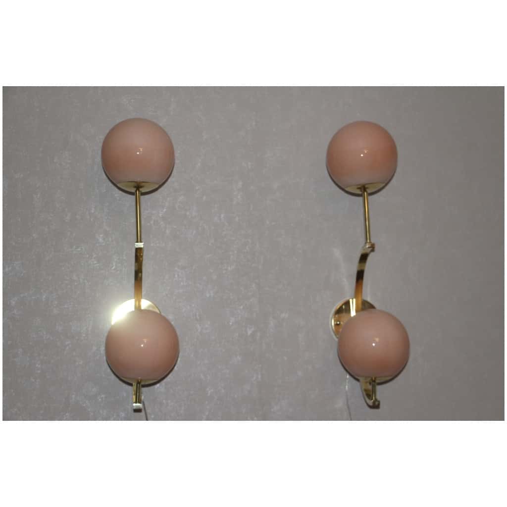 Paire d’appliques italiennes à globes beige saumoné en verre et laiton 10