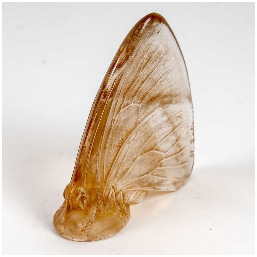 1919 René Lalique – Cachet Papillons Ailes Fermées Verre Blanc Patiné Sépia 4