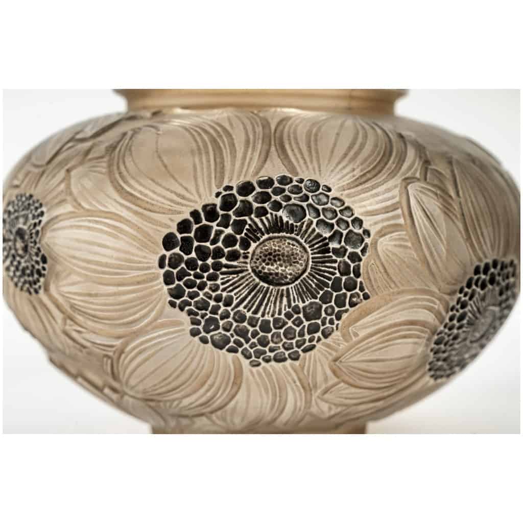 1923 René Lalique – Vase Dahlias Verre Blanc Patiné Sépia Et Emaillé Noir 8