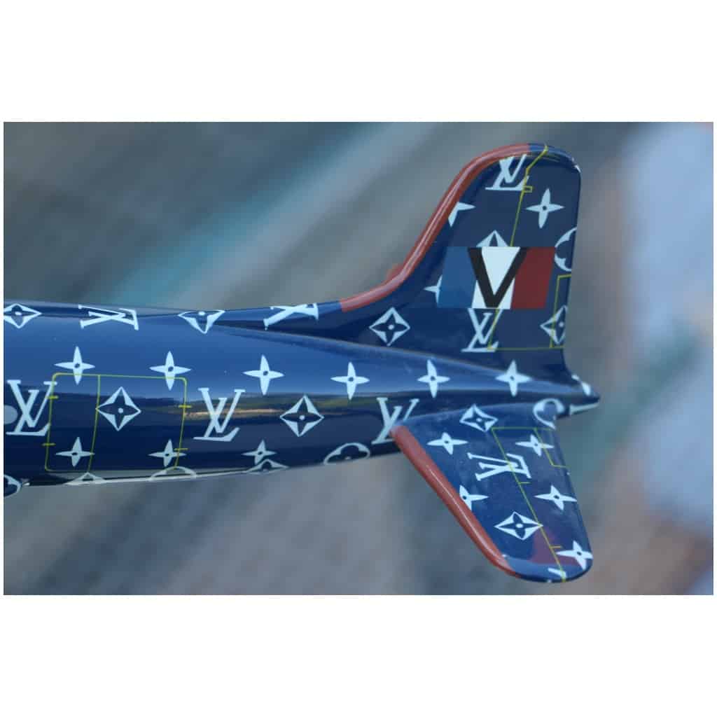 Avion Louis Vuitton bleu 49 cm, décor de magasin 13