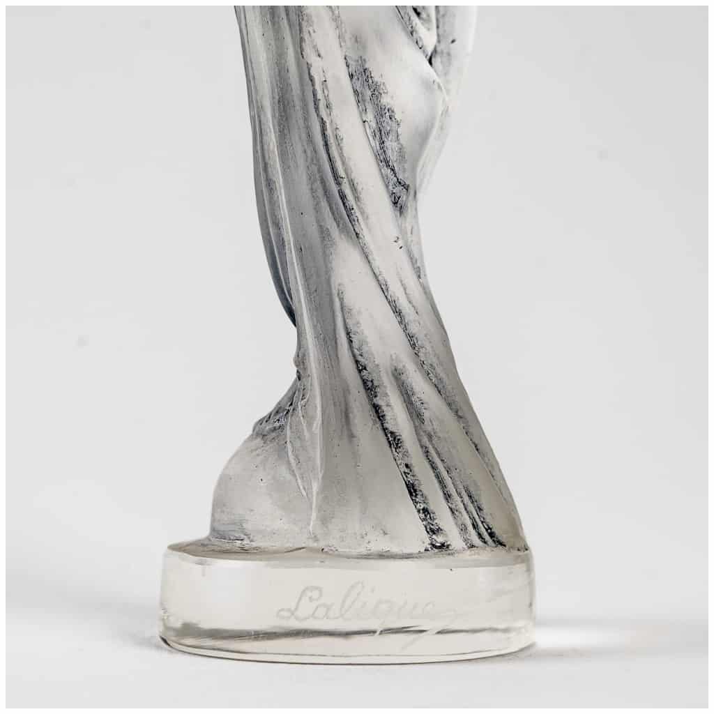 1912 René Lalique – Statuette Moyenne Voilée Verre Blanc Patiné Bleu 8