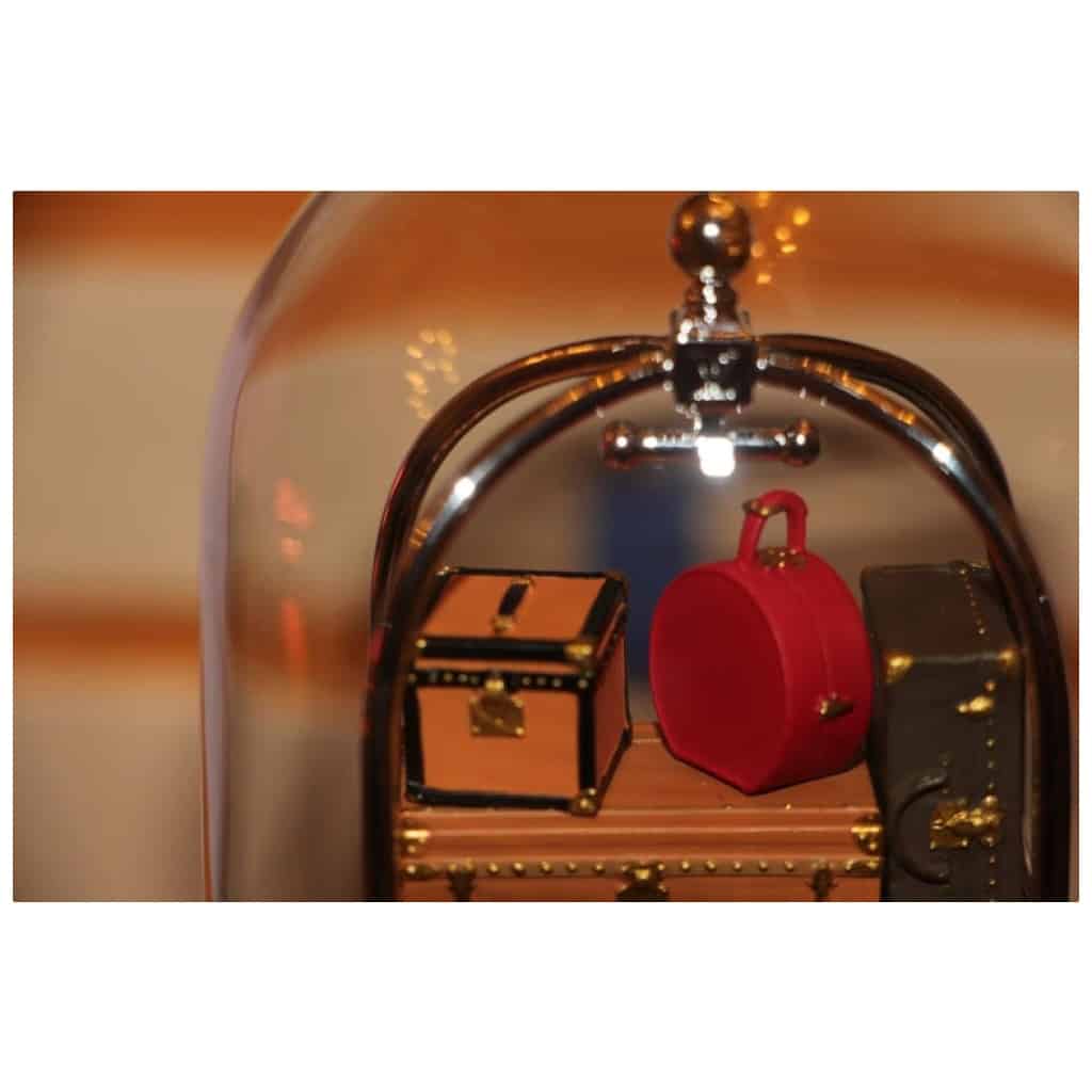 “La malle et le chariot à sacs” Dôme Louis Vuitton, Boule à neige Louis Vuitton, 11