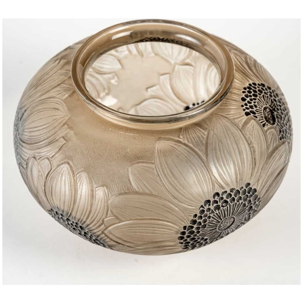 1923 René Lalique – Vase Dahlias Verre Blanc Patiné Sépia Et Emaillé Noir 5