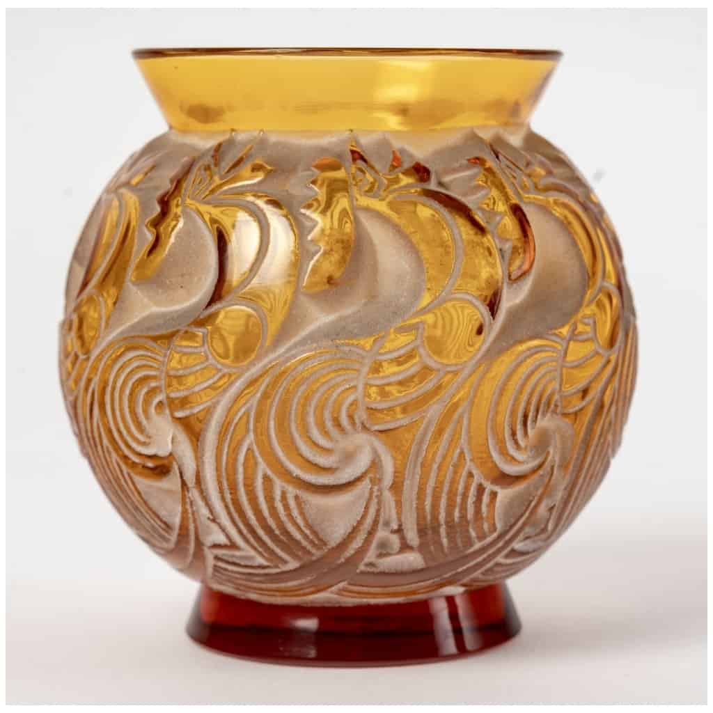 1931 René Lalique – Vase Le Mans Verre Jaune Ambre Patiné Beige 3