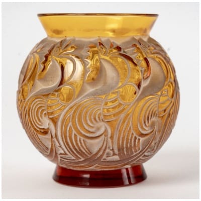 1931 René Lalique – Vase Le Mans Verre Jaune Ambre Patiné Beige